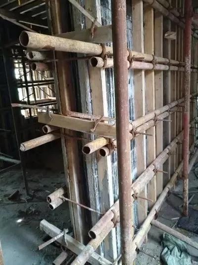 建筑模板这样加固,浇筑混凝土再也没有爆过!